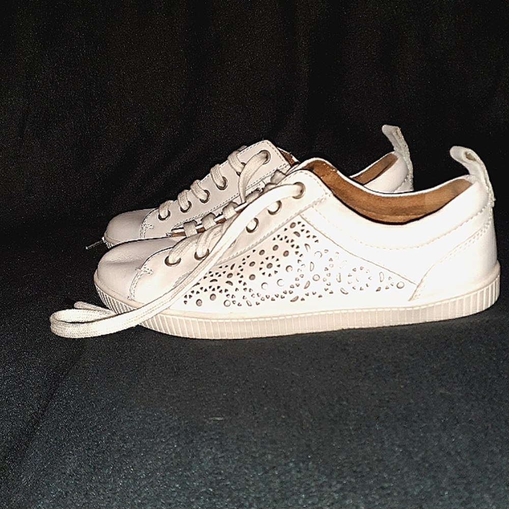 Earth Tangor sneakers w/Cut Outs on sides SZ 6.5